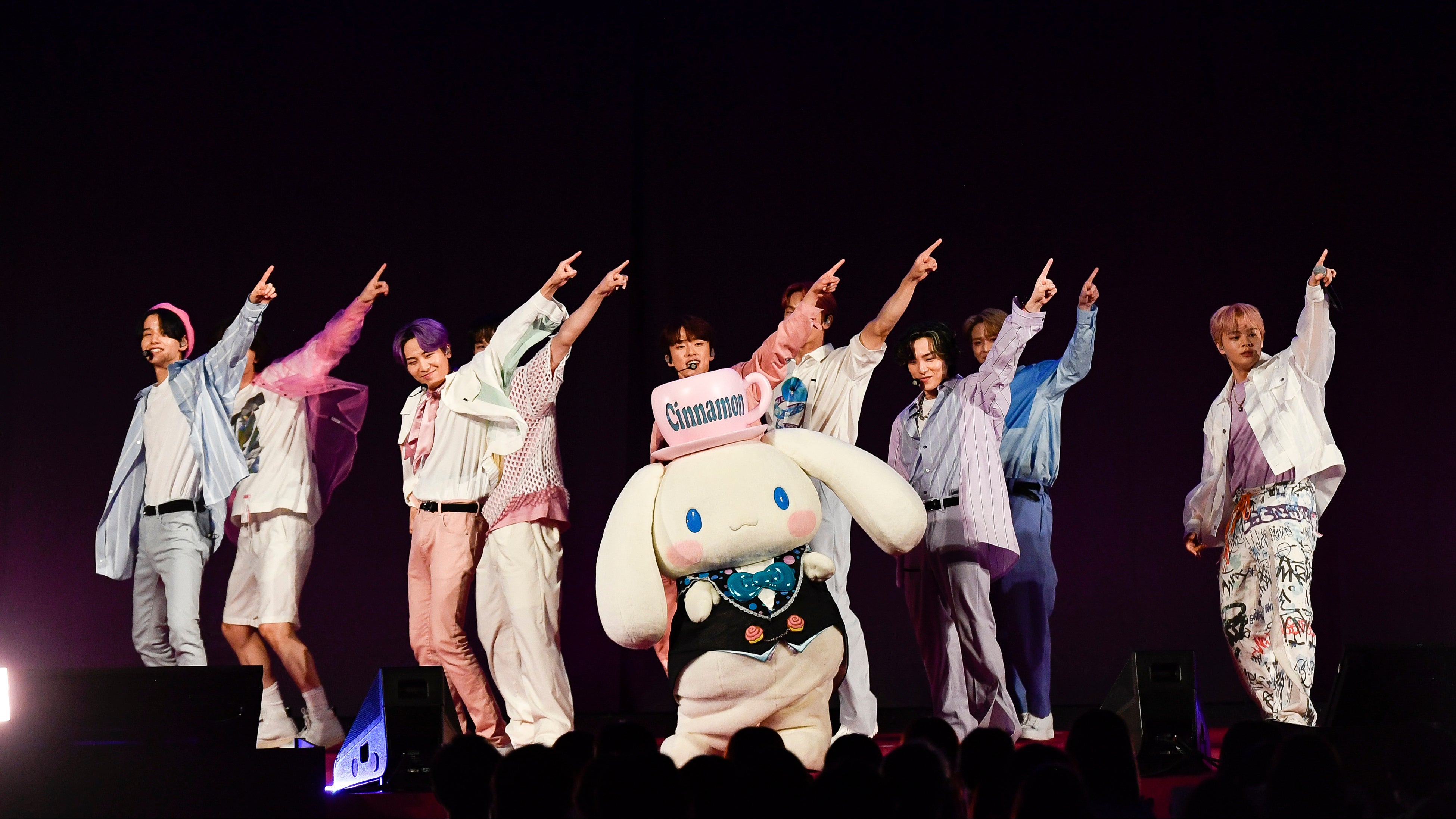 JO1とシナモロールのコラボパフォーマンス