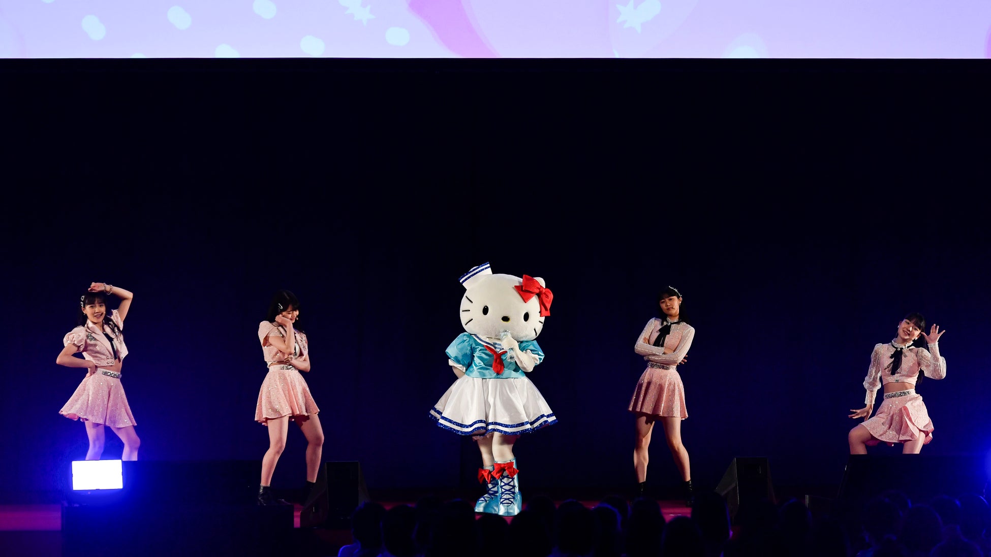 「つばきファクトリー」の河西結心さん、八木栞さん、 福田真琳さん、豫風瑠乃さんの4人とハローキティ