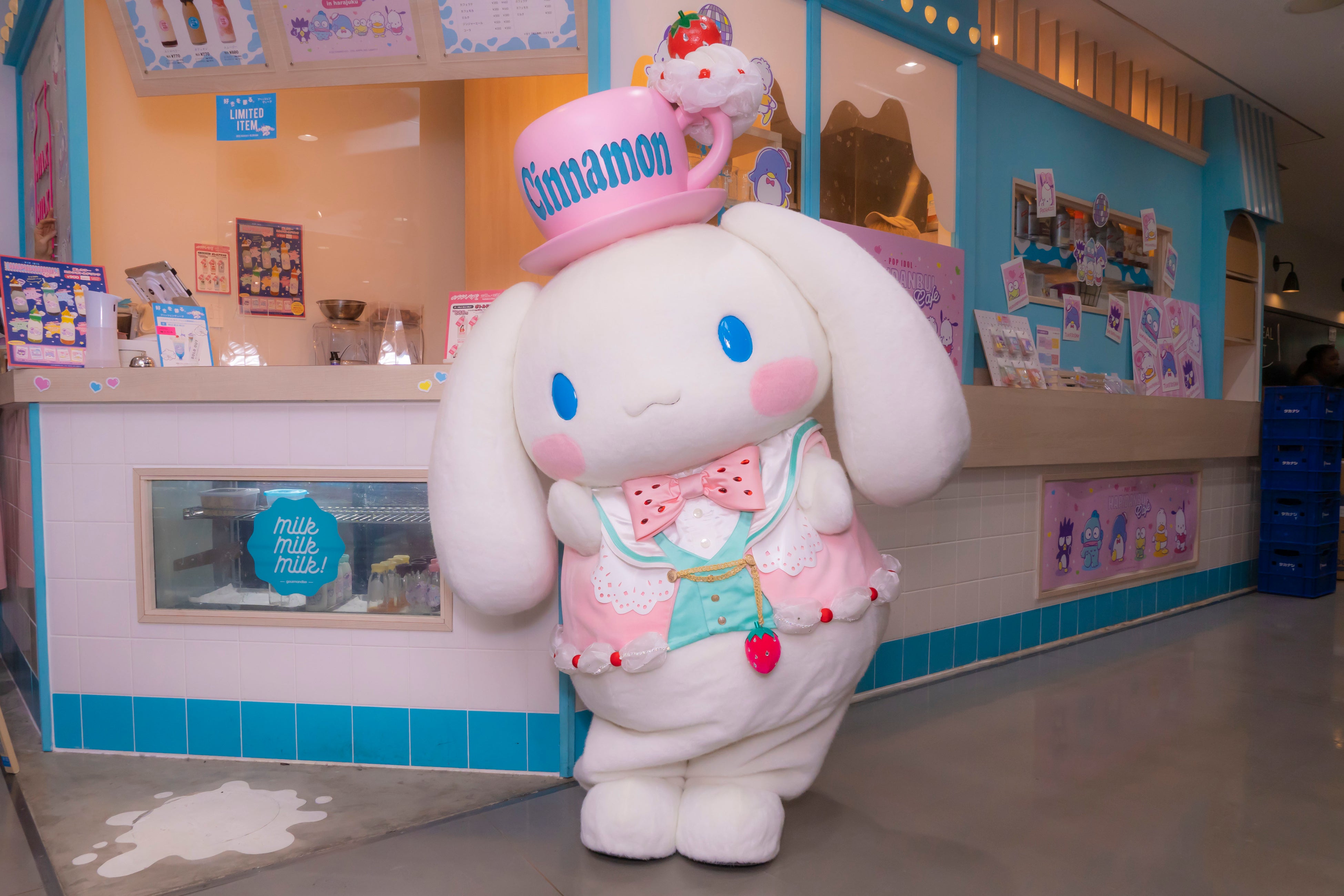 コラボフードにも興味津々。なにを飲もうかな。