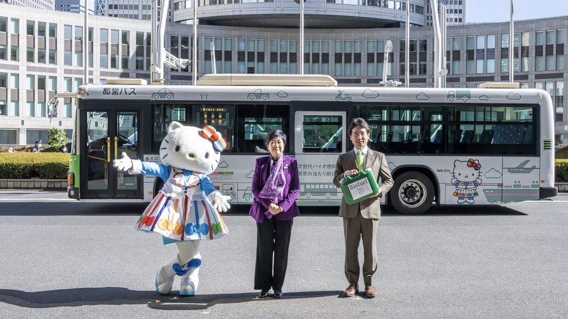 左からハローキティ、東京都知事 小池百合子、 株式会社ユーグレナ 代表取締役社長 出雲充(敬称略)
