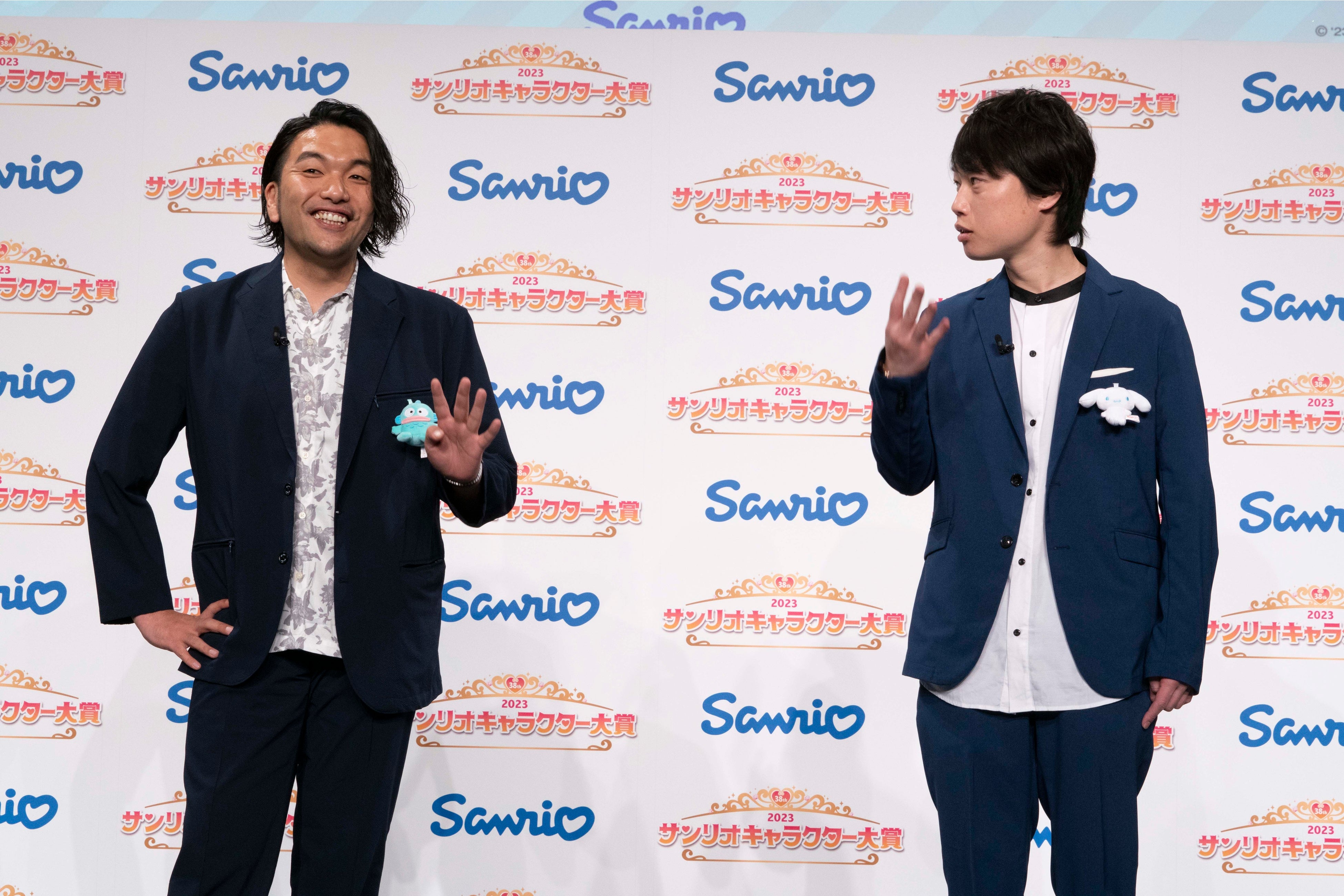 胸ポケットに“推しキャラ”のマスコットをつけ、1位予想をする見取り図さん