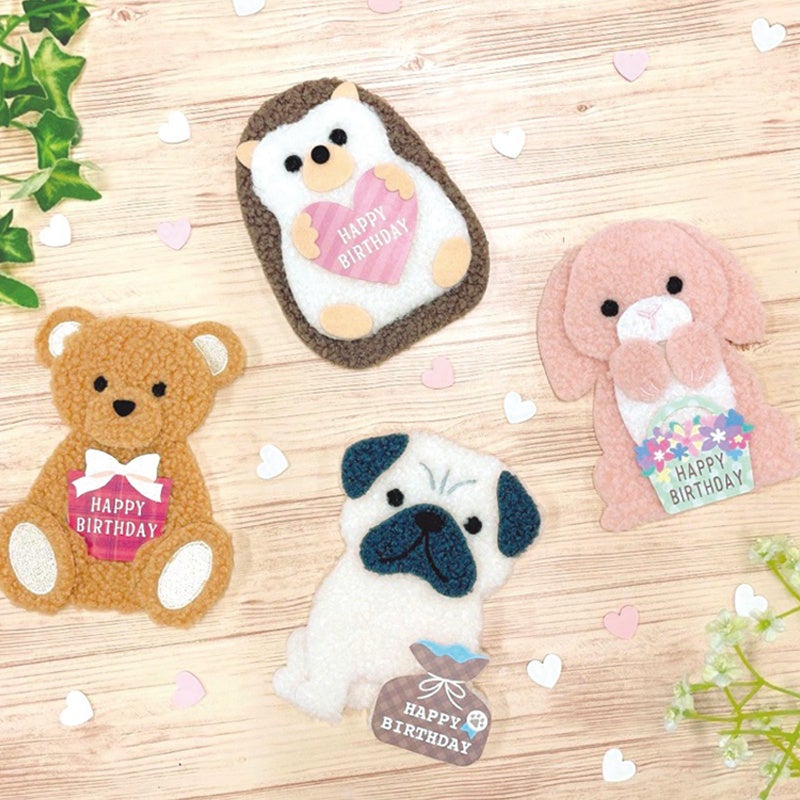 ふかふか素材でできた動物のカード。ぬいぐるみのような手触り。