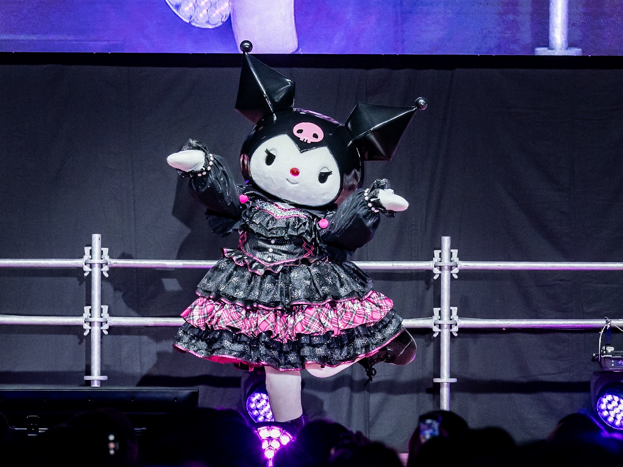 3位にランクインし「サンちゅっ♡」ポーズをするクロミ