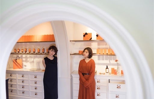 DAYLILY共同創業者 北海道出身Moe（左）と 台北出身 Eri（右）