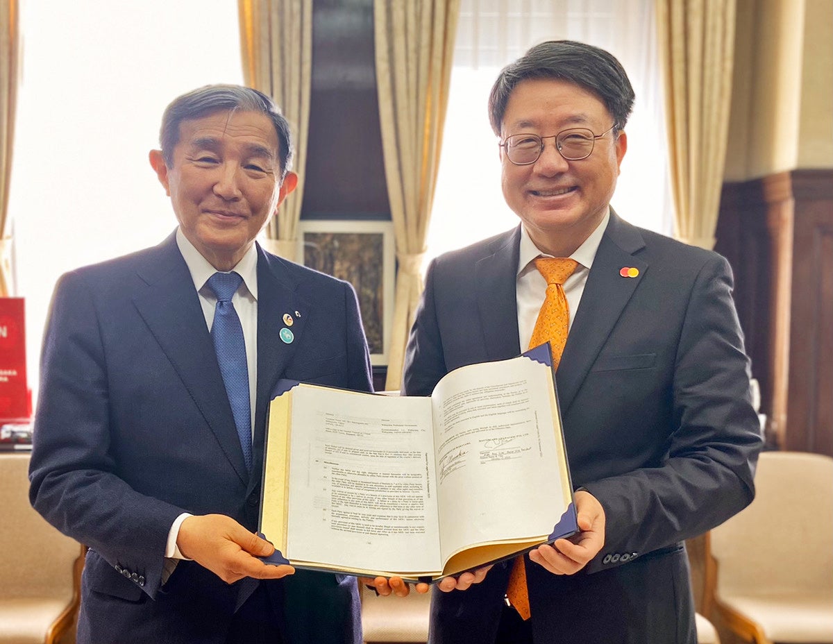 ▲1月13日（木）に和歌山県知事室で行われた調印式にて。 （左より）和歌山県知事 仁坂吉伸、Mastercard日本地区社長 チャン・ユンソク