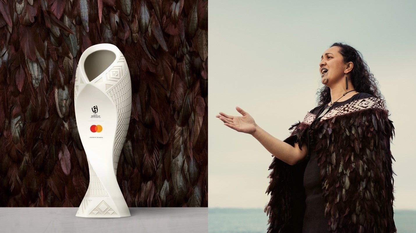 左：トロフィー、右：ヘイリー・マクスウェル氏