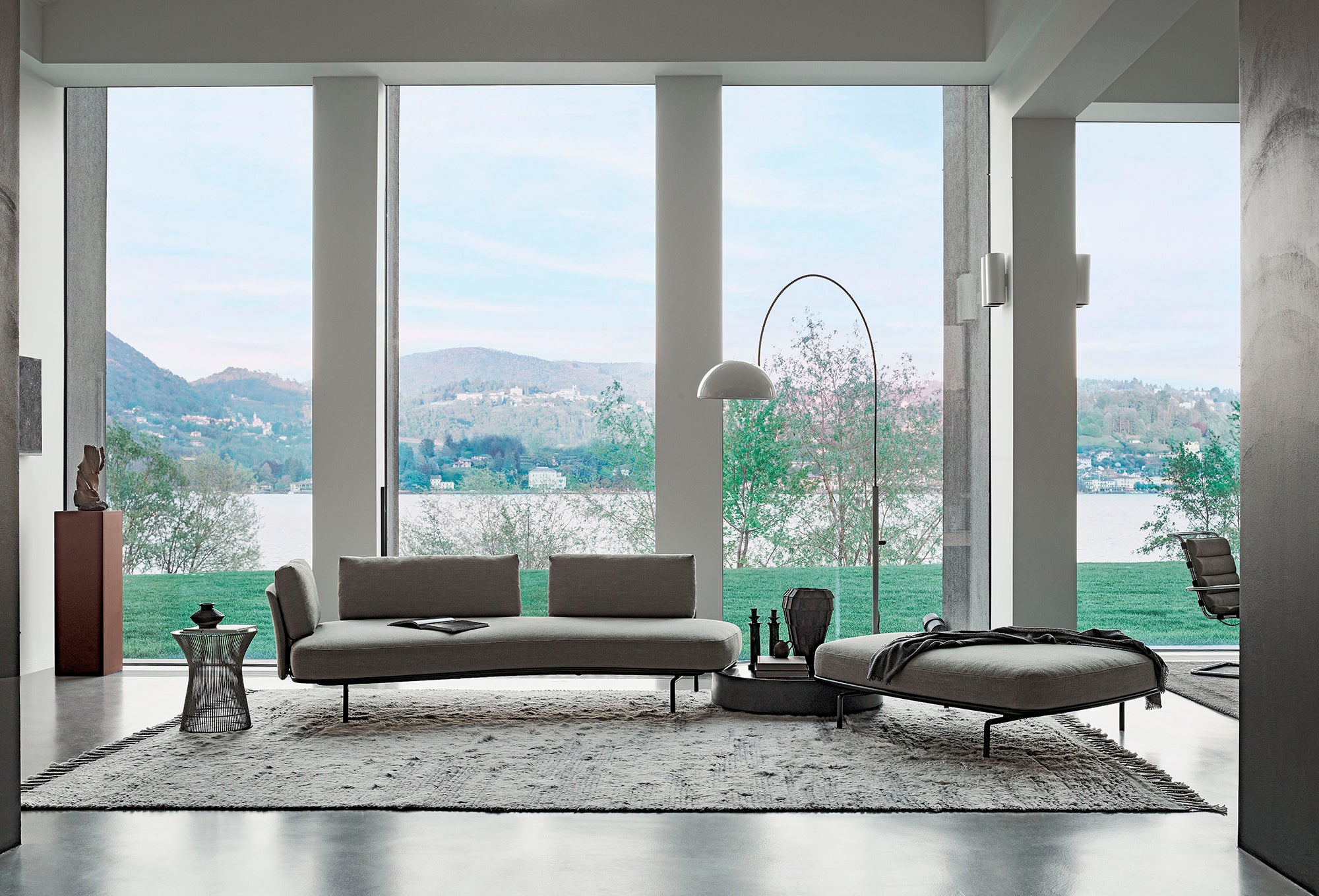 ラージベンチ（1,199,000 円～）にバックレスト付き（写真左）とスモールベンチ（825,000 円～）。