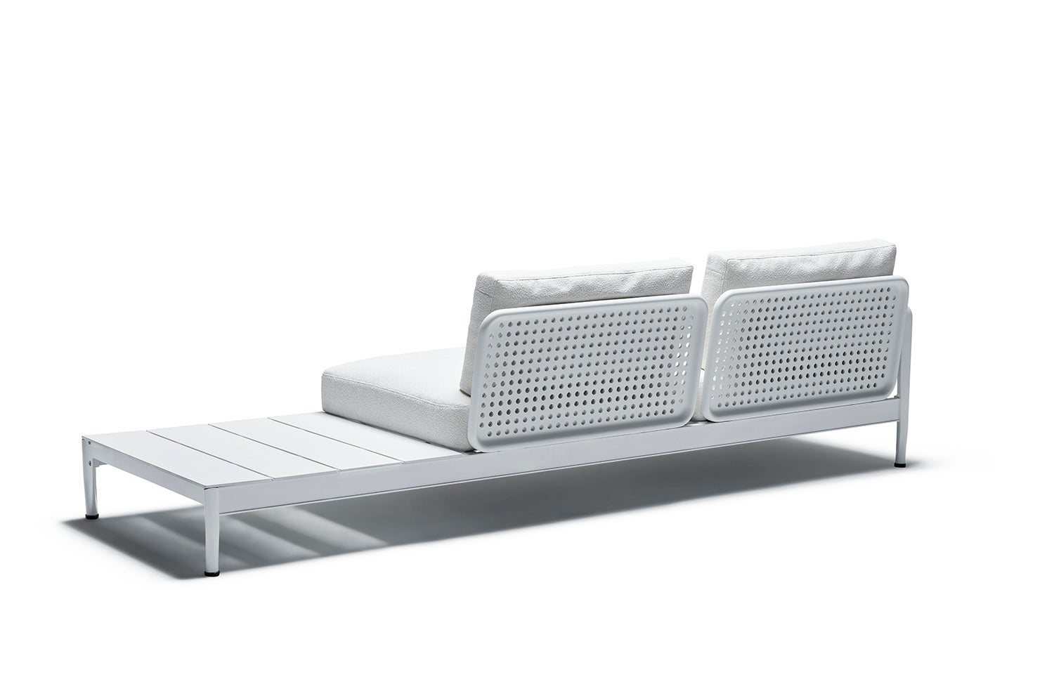 背もたれに施されたマイクロパンチングパターンが美しいデザイン