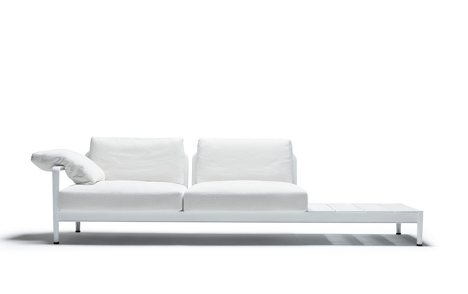 コーヒーテーブル付き2 シートソファ（ベース：ホワイト）、1,452,000 円（税込）。 クッション144,100 円（税込）～。