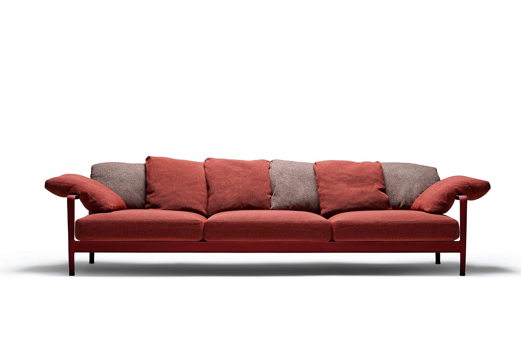 3 シートソファ（ベース：ダークレッド）、1,584,000 円（税込）。クッション144,100 円（税込）～