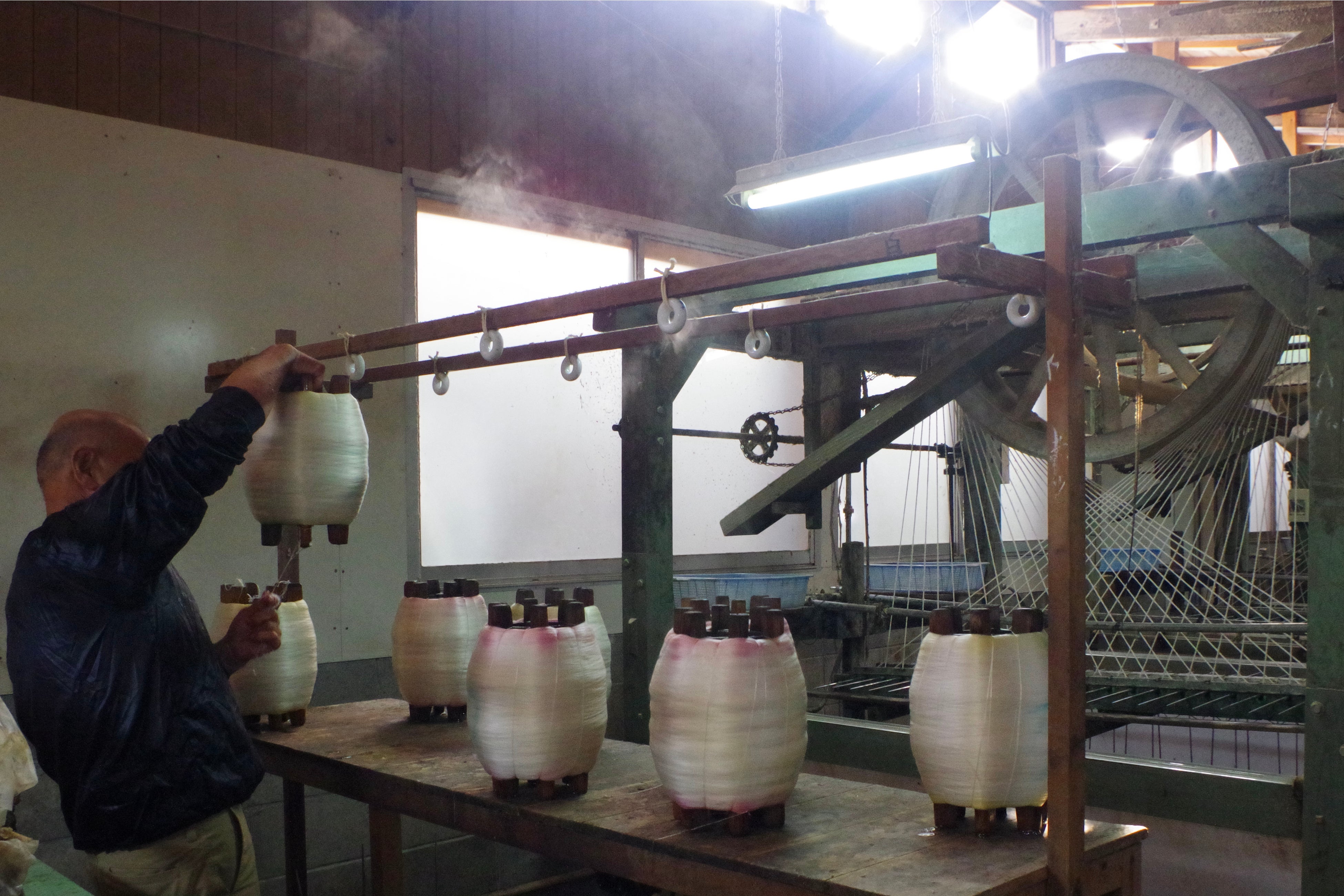 丹後ちりめん特有の絹糸の加工と撚糸。