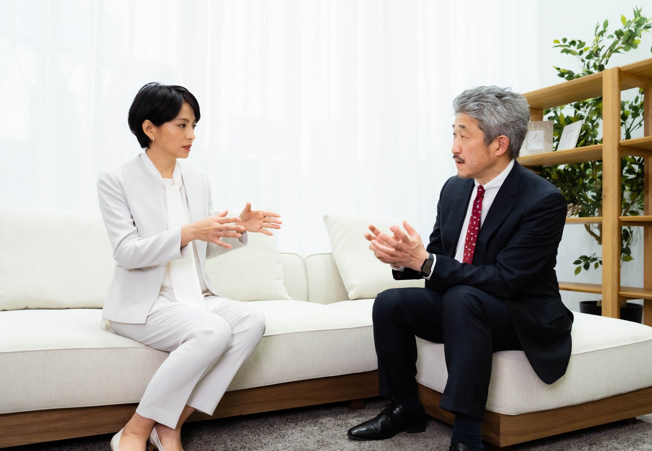 赤江珠緒さんによるインタビュー風景