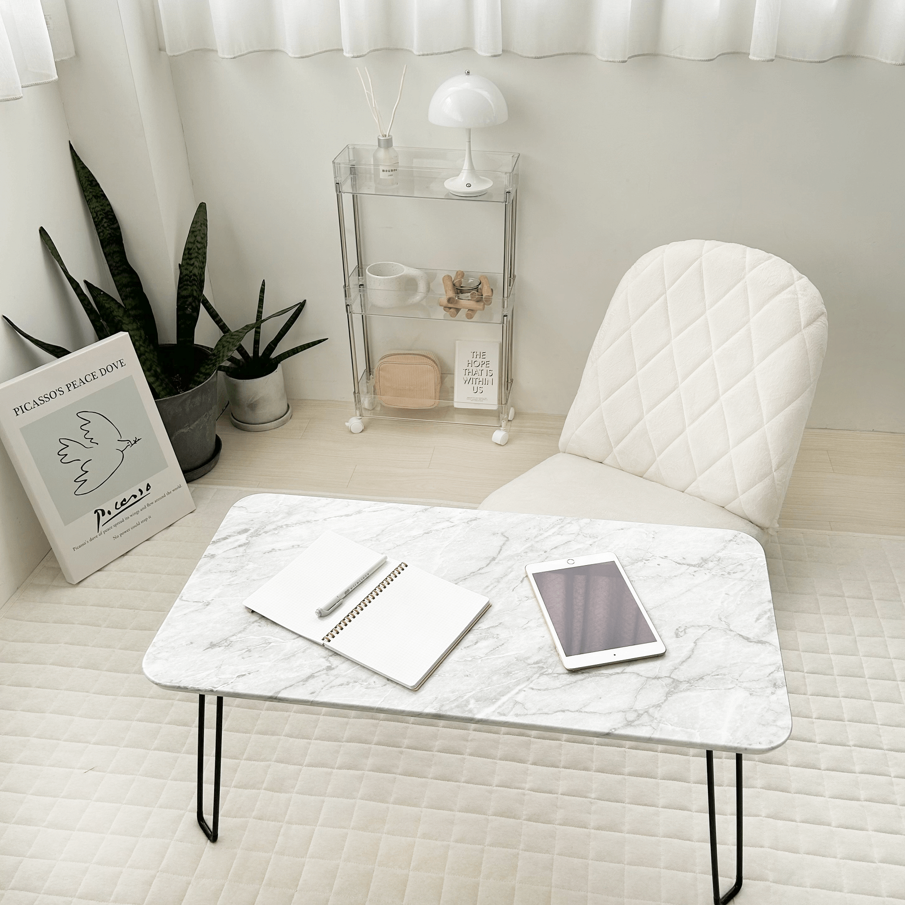 「家具類を白で統一したホワイトインテリアのお部屋」ルームコーディーネート例