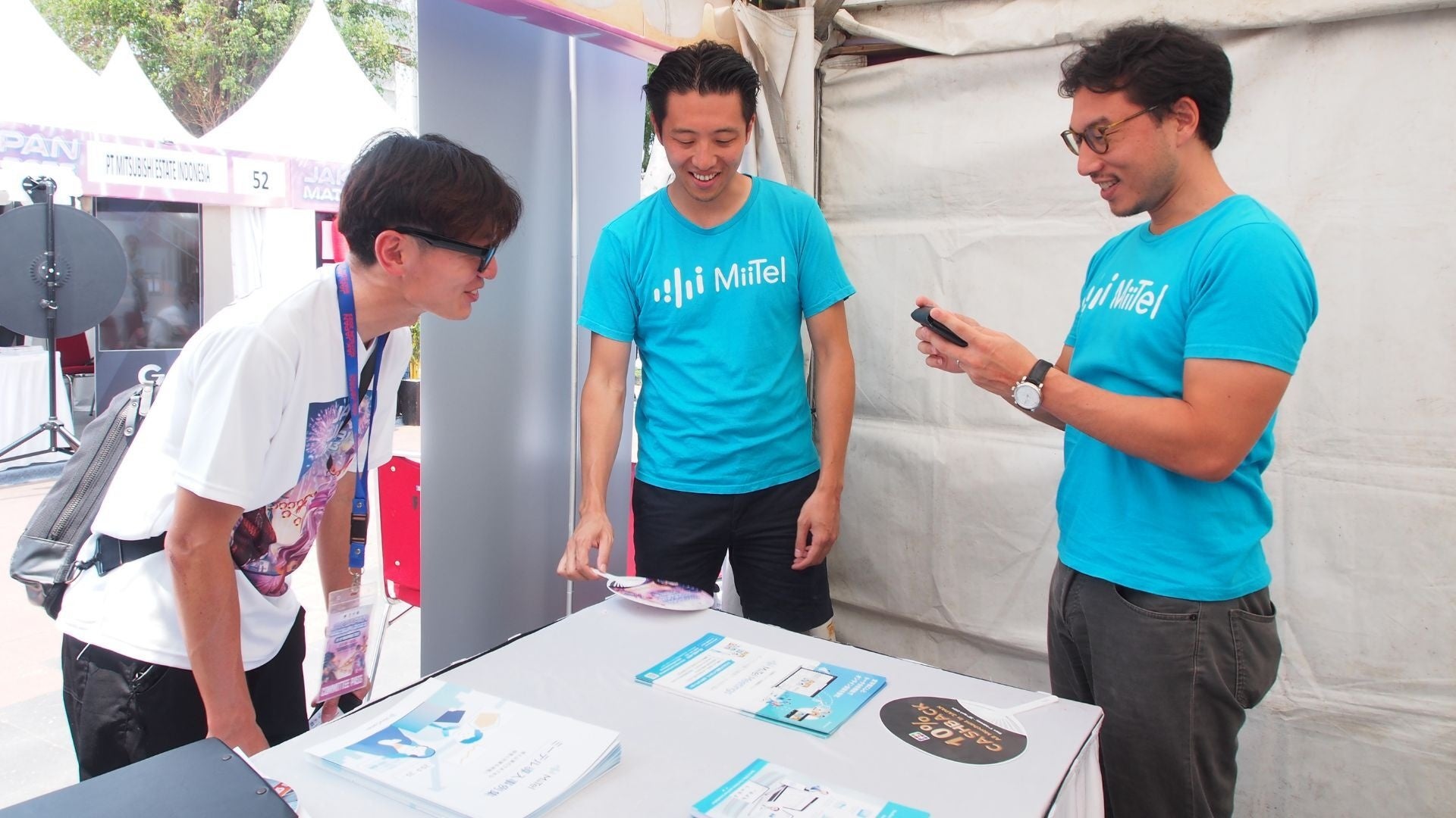 代表取締役 會田 武史（右）とカントリーディレクター 佐々木 結一郎（中央）も市民と交流