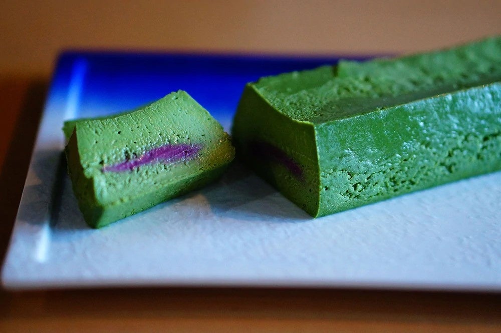 塩崎が考案したTOYO onlineで販売中の「八女茶のチーズケーキ」（2800円、税込・送料別）