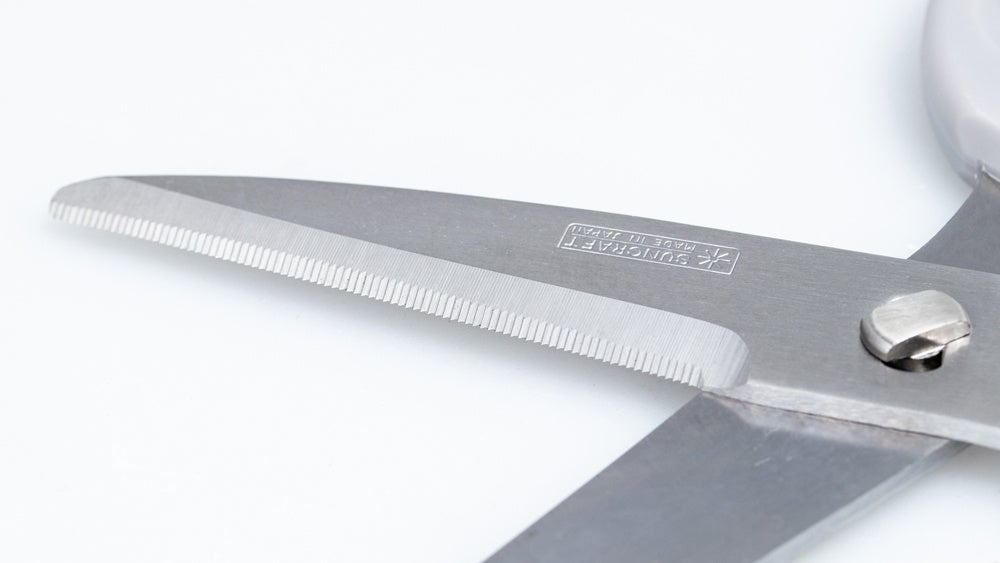 さらに刃先に付いたギザギザの刃が食材に食い込み、滑らずにしっかりカットできます。