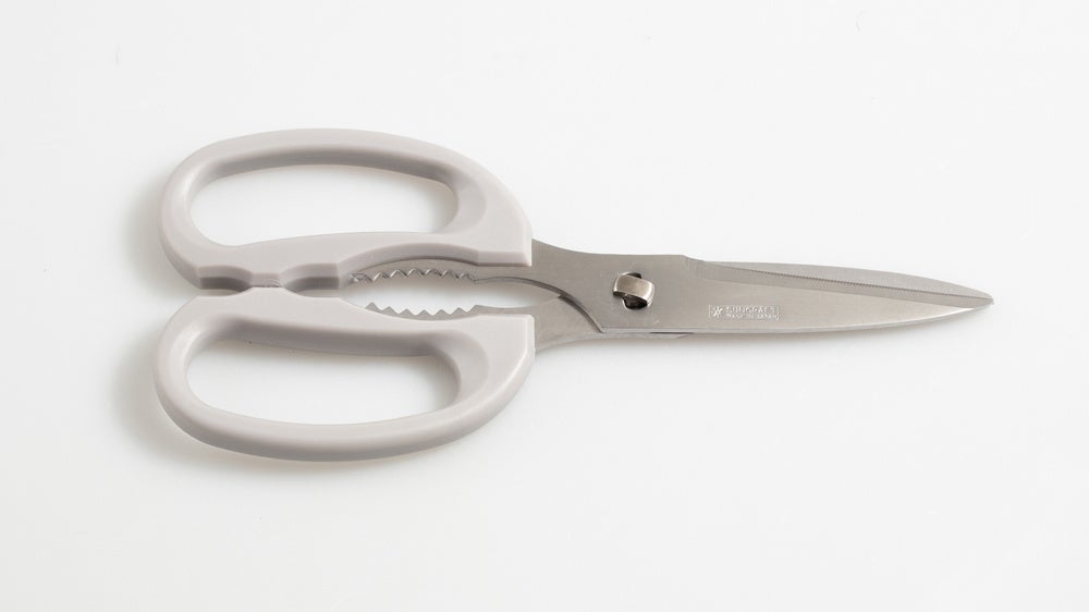 切れ味の良いステンレス刃物鋼なので、切れ味は抜群。切りづらい食材も気持ちよく切れます。