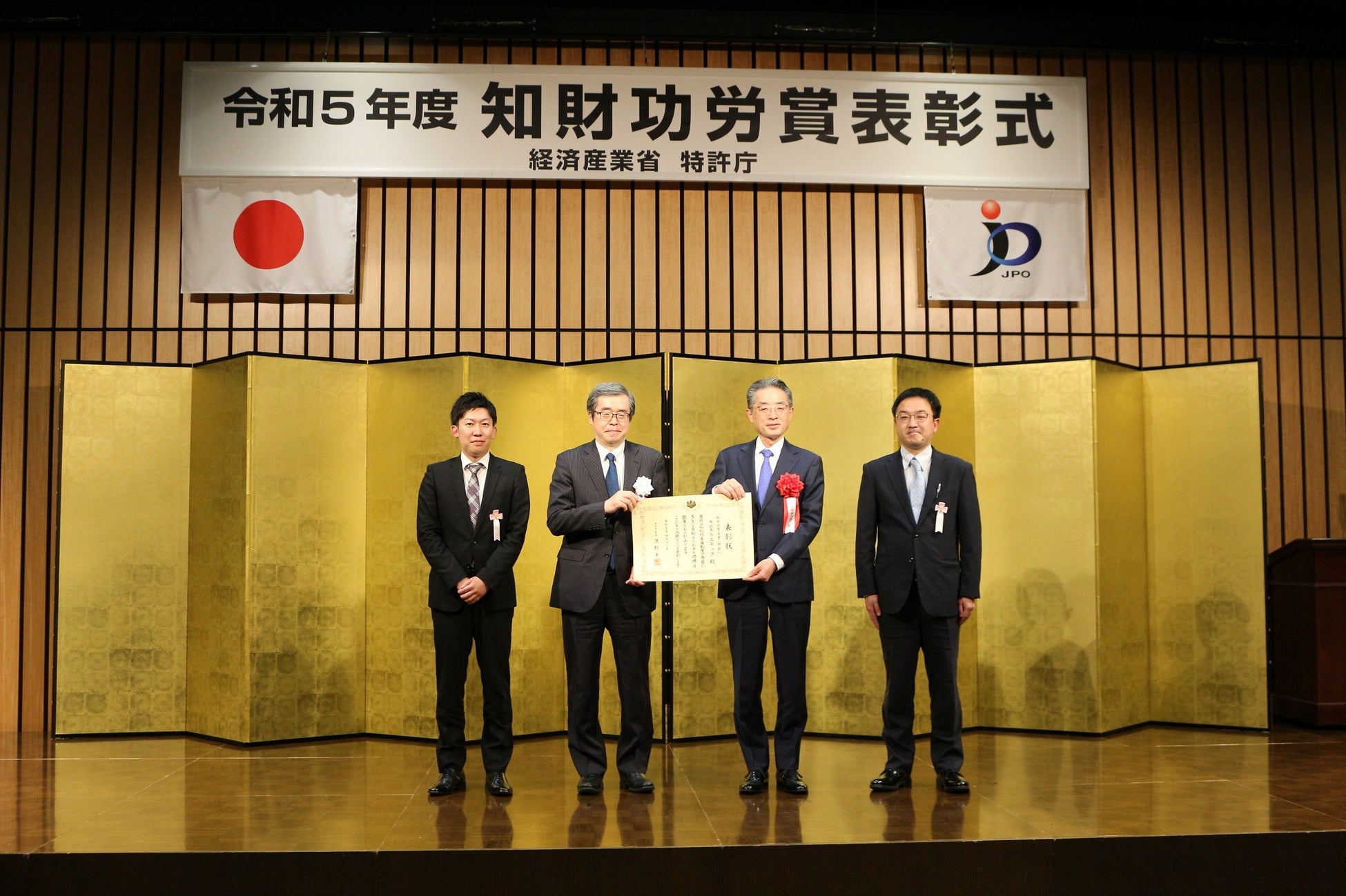 濱野特許庁長官(中央左) と弊社代表取締役社長 小澤 素生(中央右)