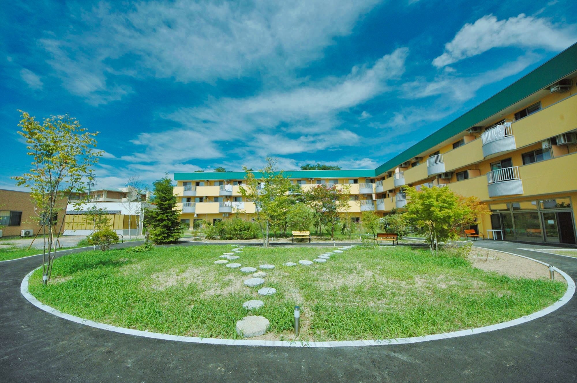 検証施設があるリゾート型複合介護施設の中庭