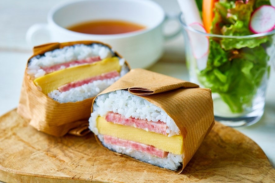 ハムタマゴおにぎりセット ［サラダ・スープ付き］680円（税込）