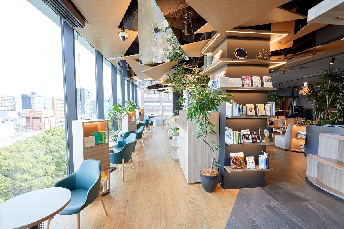 明るい光がさしこむComfort Library Cafe