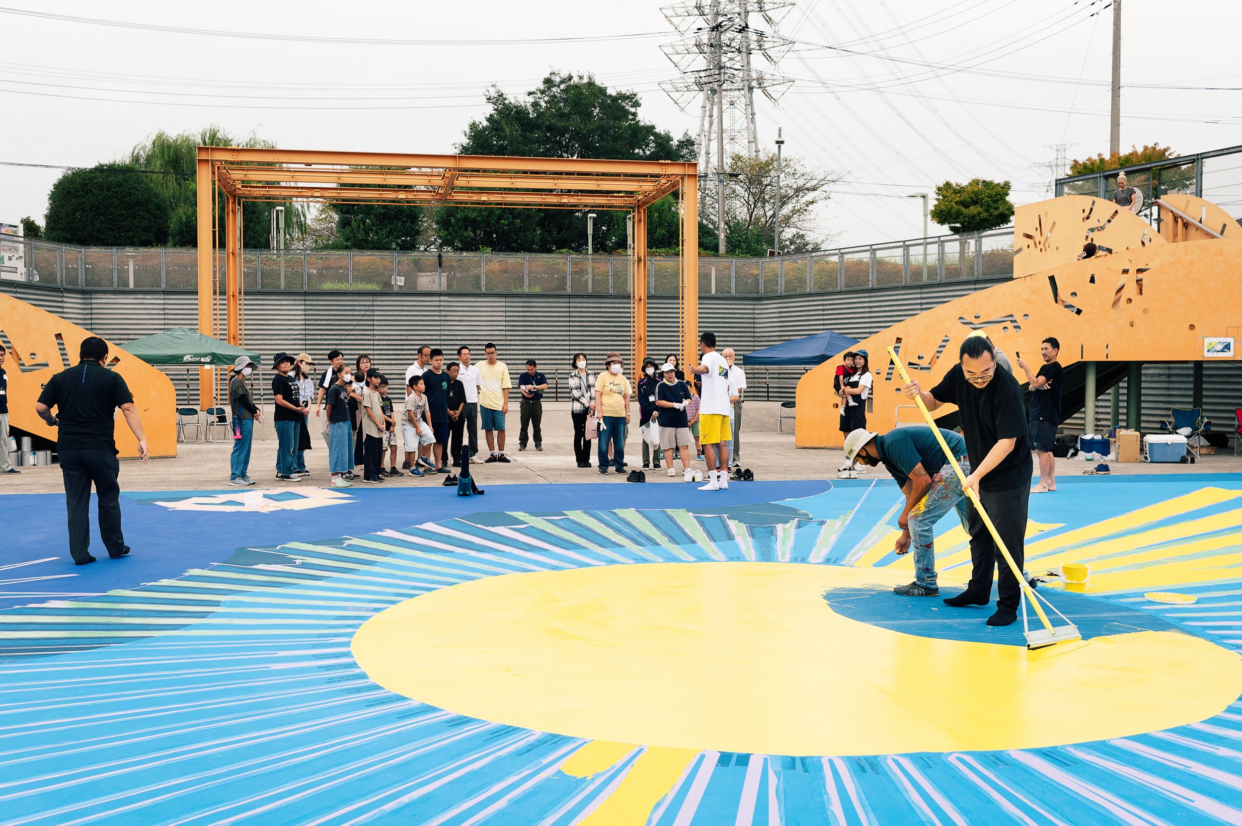 アーティスト舘鼻則孝のアートワークで彩られたバスケットボールコート