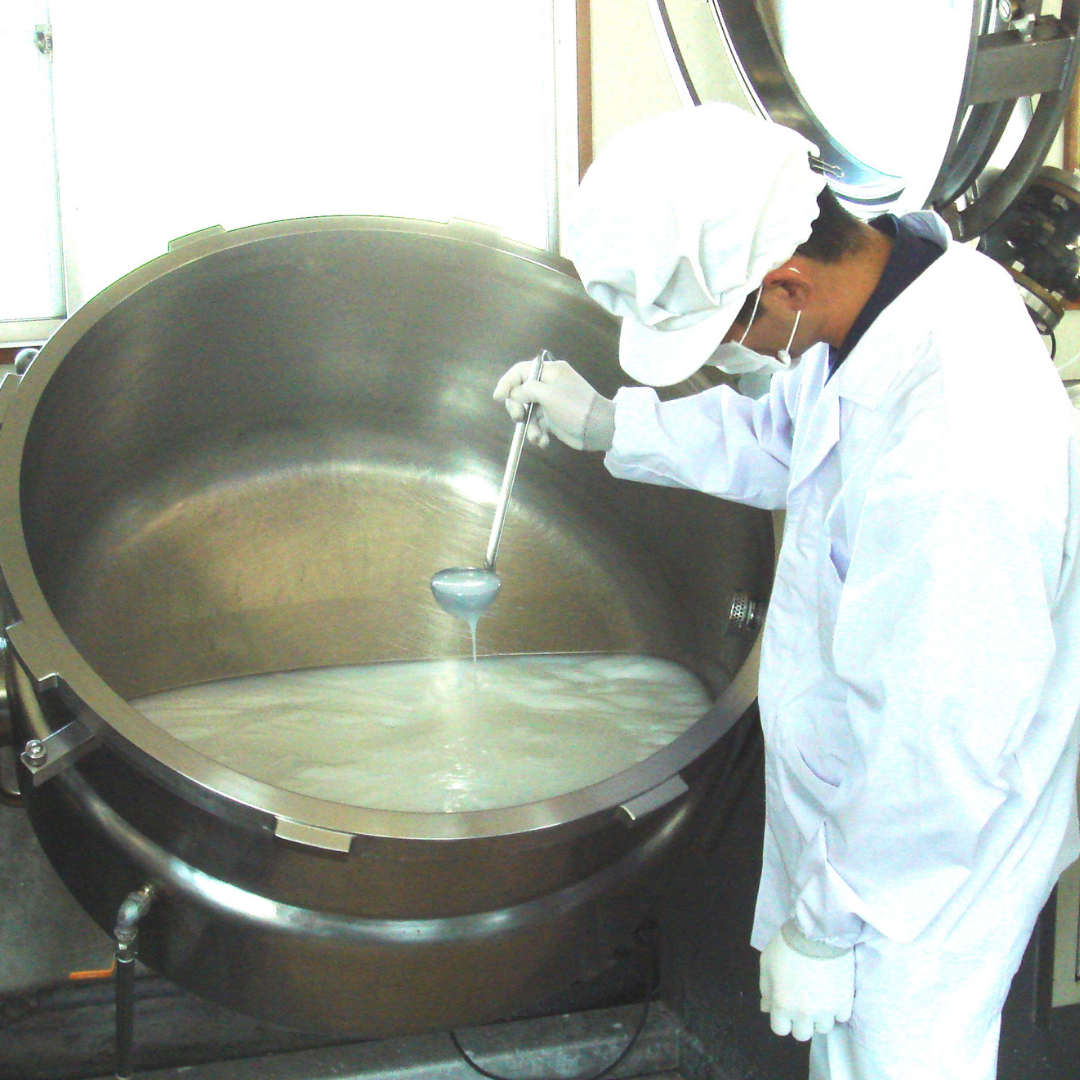 精製を繰り返すことで独特の匂いやベタつきを解消。