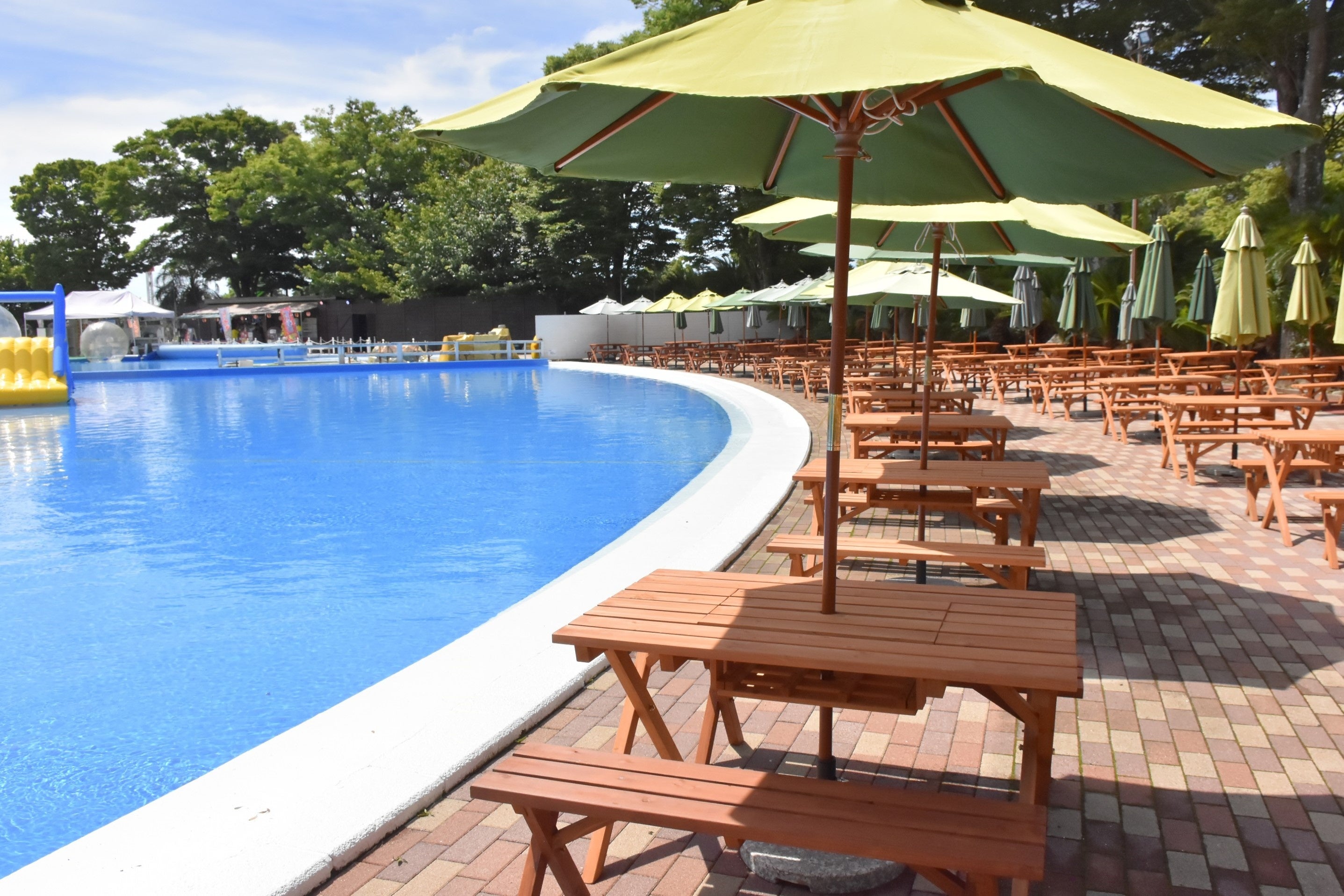 プールサイドにはパラソル付きのテーブル＆ベンチ