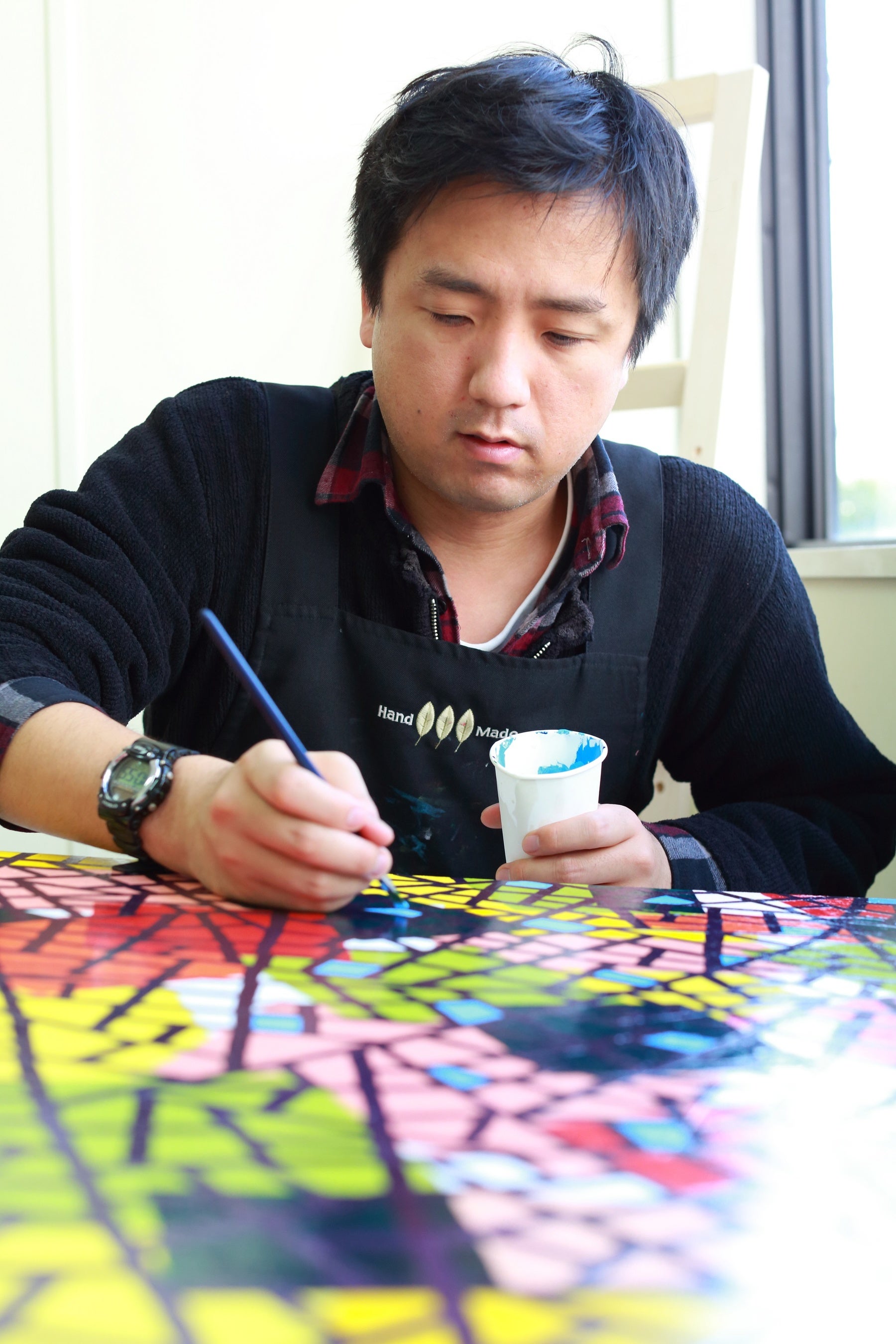 アトリエで制作する本田雅啓さん