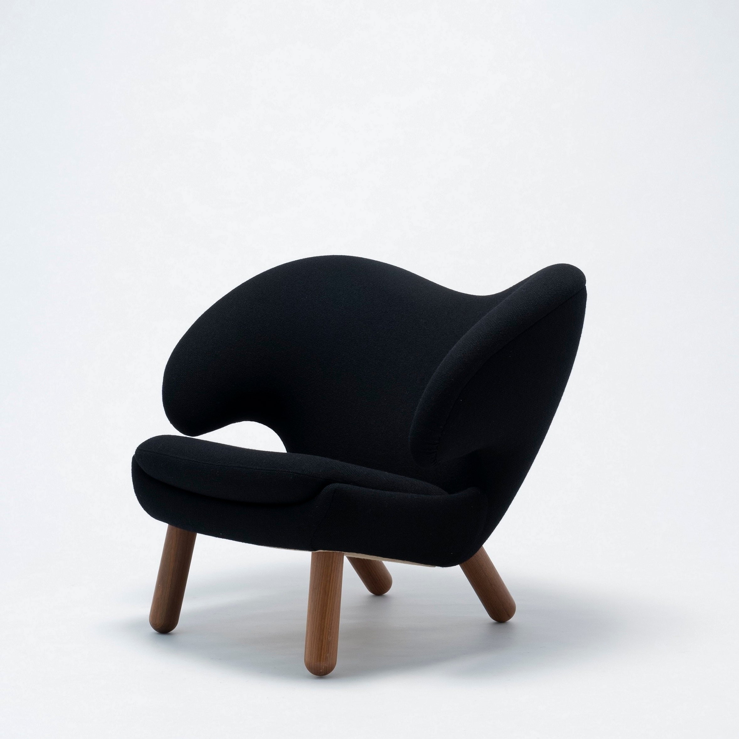 フィン・ユール《ペリカンチェア》1940年デザイン　織田コレクション　撮影：大塚友記憲