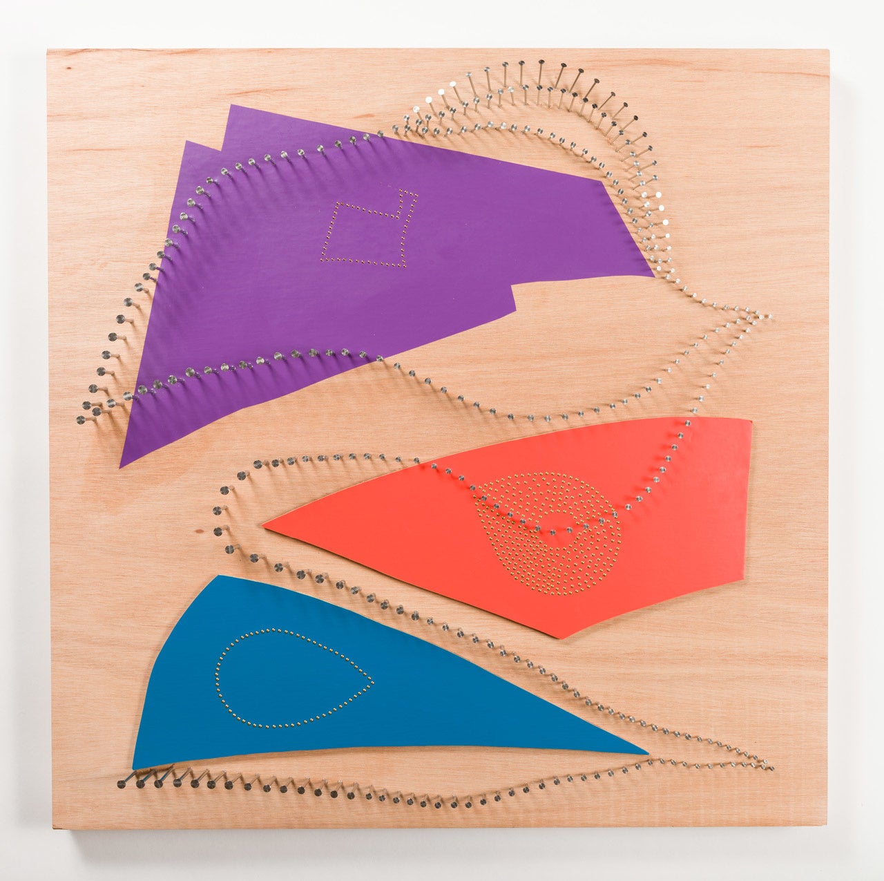 《山》2019　ベニヤ、カッティングシート、釘、合板 　　制作協力：アトリエみつしま 　Photo： art space co-jin アートと障害のアーカイブ・京都