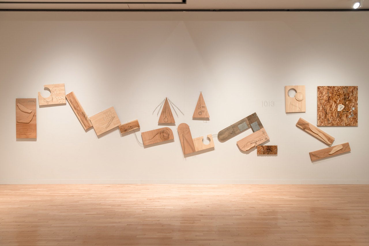 《ハンゾウモン線・清澄白河から美術館へ》2019 　釘、まち針、鋲、ピン、フック、ステップル、トタン板、木材 　制作協力：アトリエみつしま 　Photo：Alloposidae