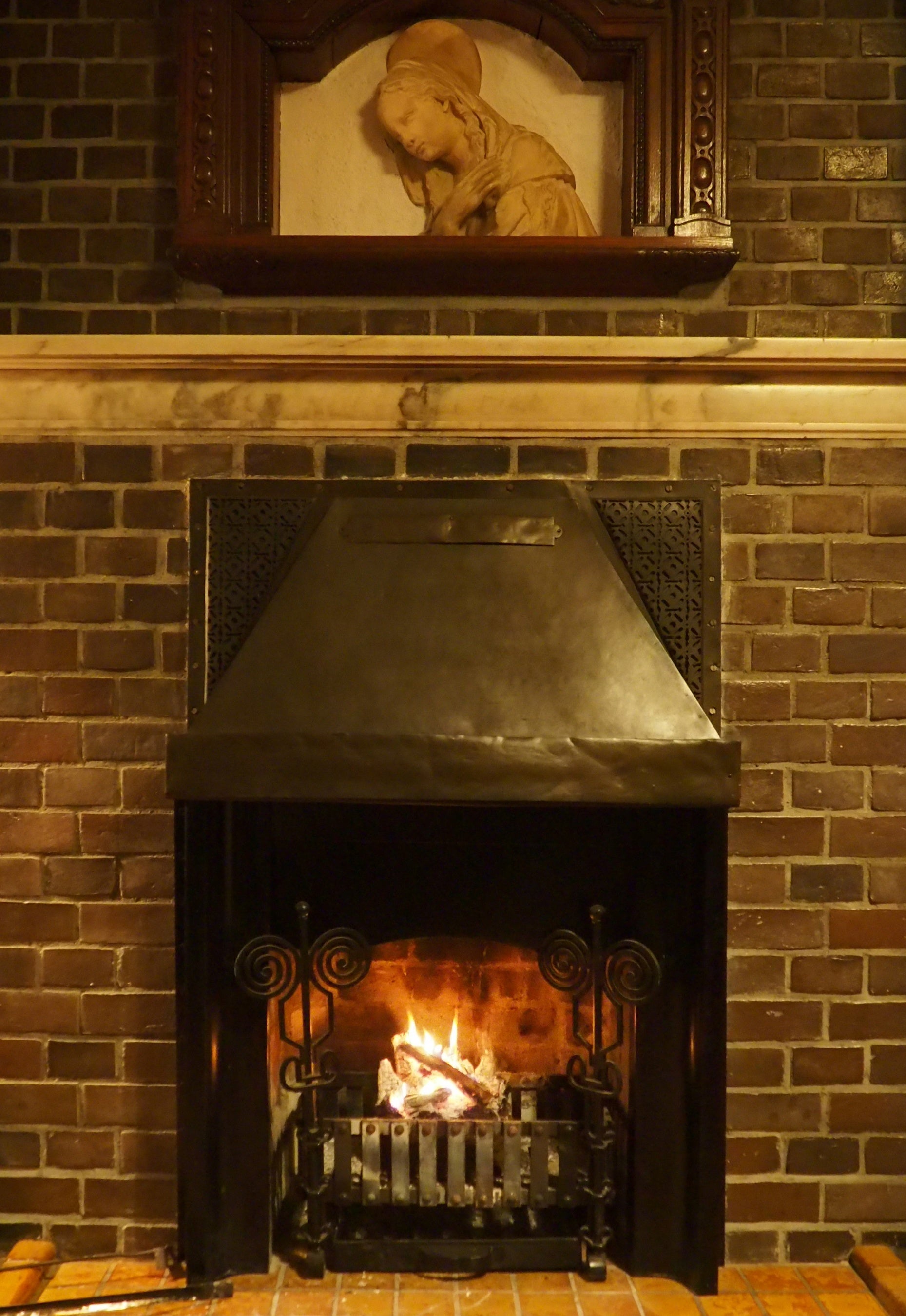 暖炉であたたまろう