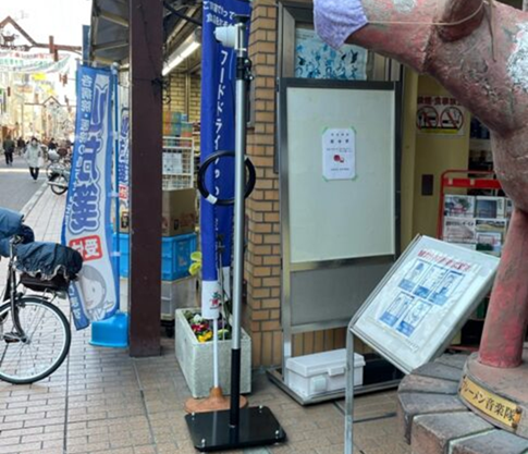 撮影している様子（工事不要の手軽な設置）