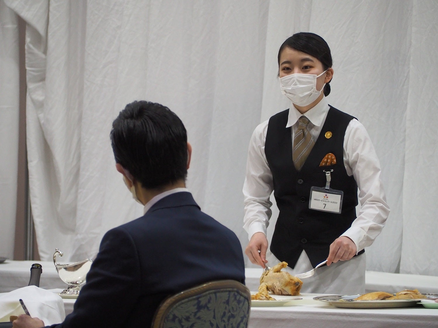 カレッジ部門出場　二階堂さんのサービスの様子／鶏のローストのデクパージュ