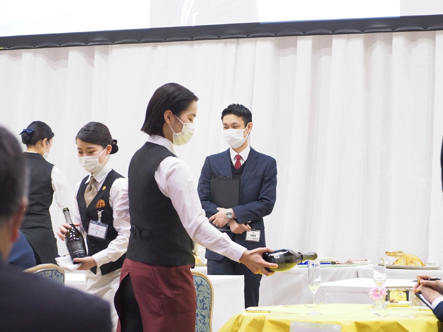 カレッジ部門出場　原口さんのサービスの様子／スパークリングワインのボトルサービス