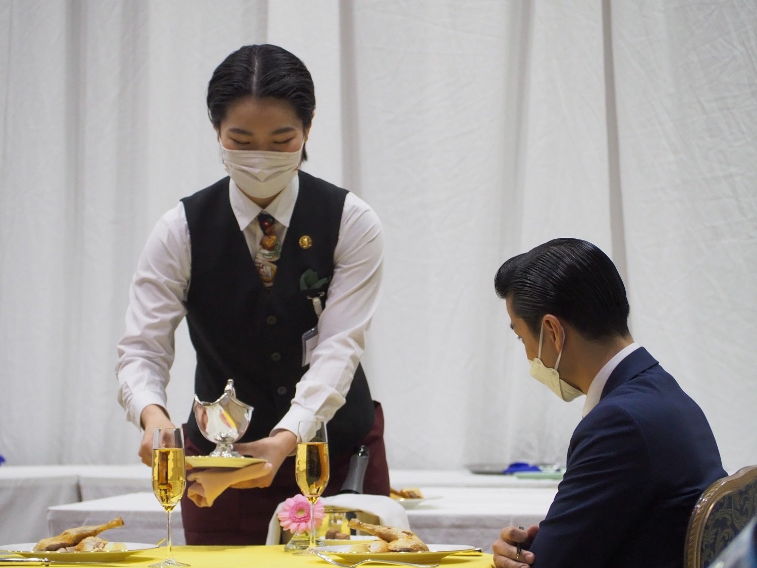 カレッジ部門出場　原口さんのサービスの様子