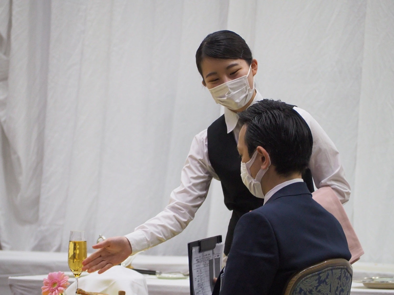 カレッジ部門出場　二階堂さんのサービスの様子