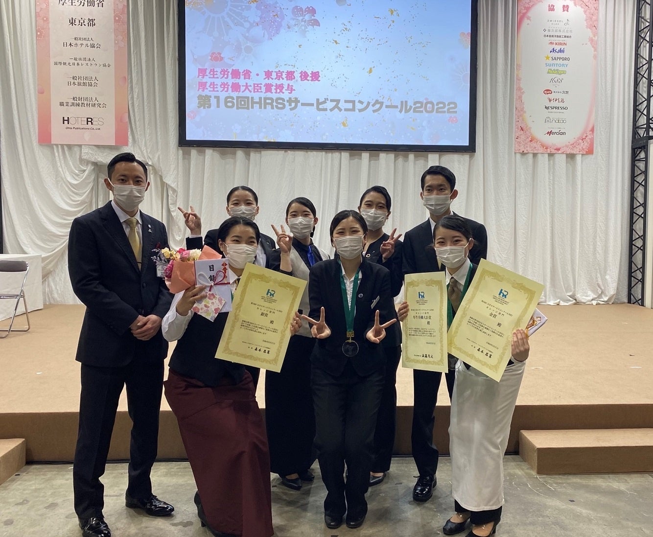 ヤングプロフェッショナル部門に出場した本校卒業生と本校在校生／前列左から、原口さん、卒業生石井さん、二階堂さん