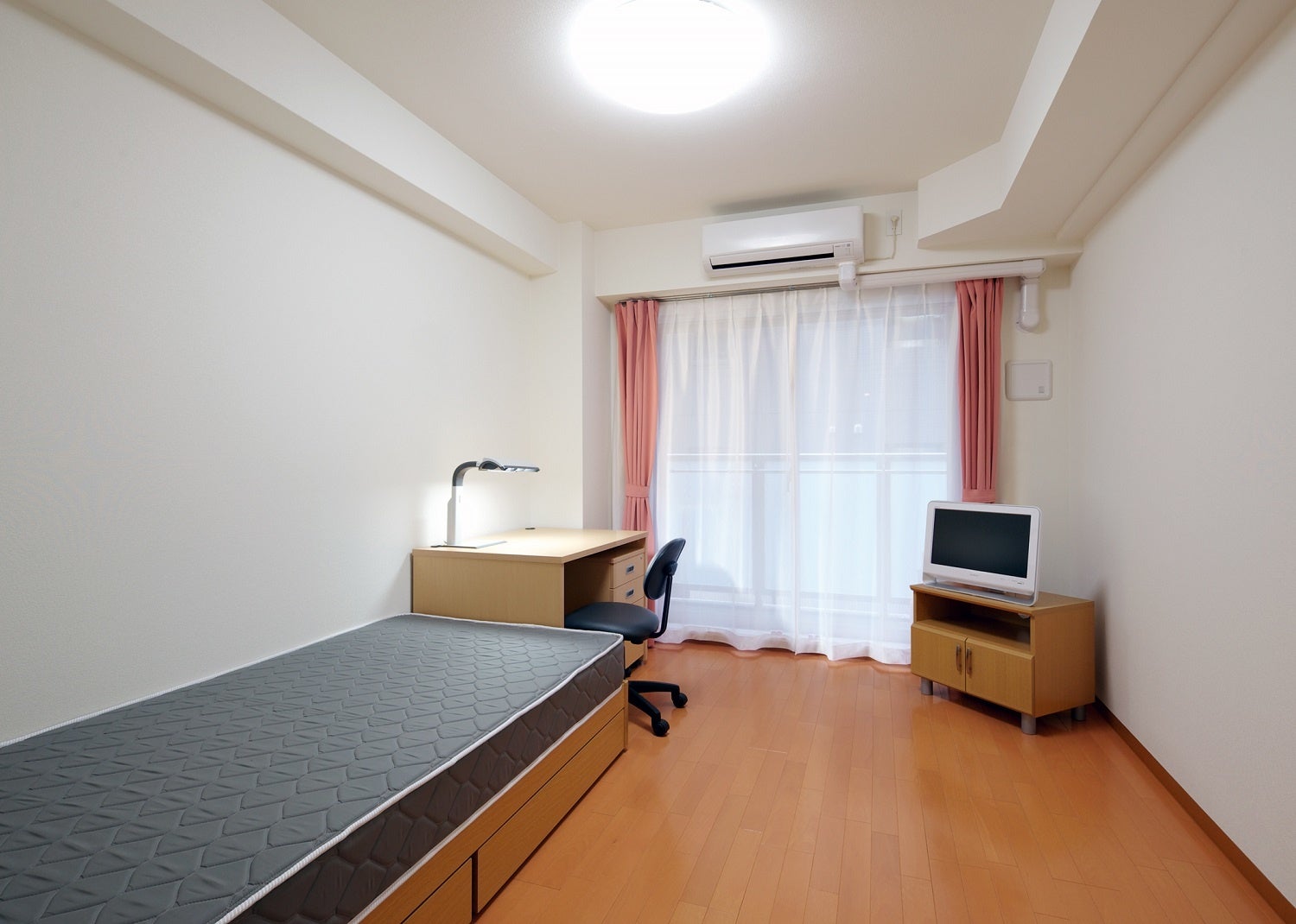 全室テレビ・冷蔵庫・電子レンジ・エアコン・ベッド・机・椅子・カーテン・洗濯機・Wi-Fi環境完備