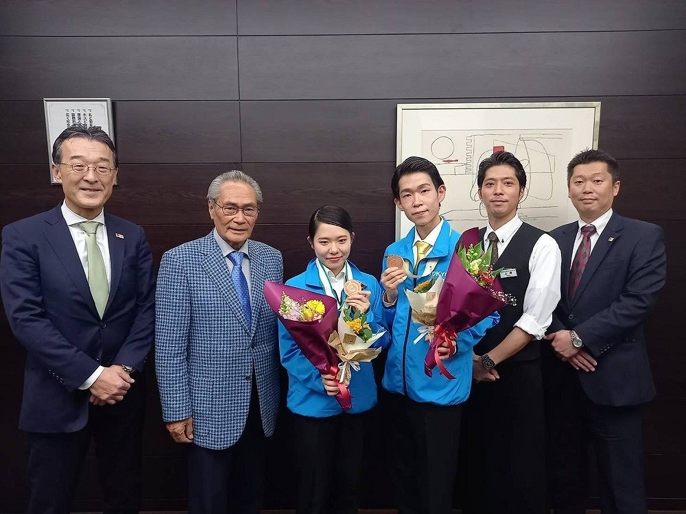 メダルを手に受賞を報告した在校生／左から、湯谷事務局長、石塚校長、蓬田さん、渡邉さん、上野先生、島田先生