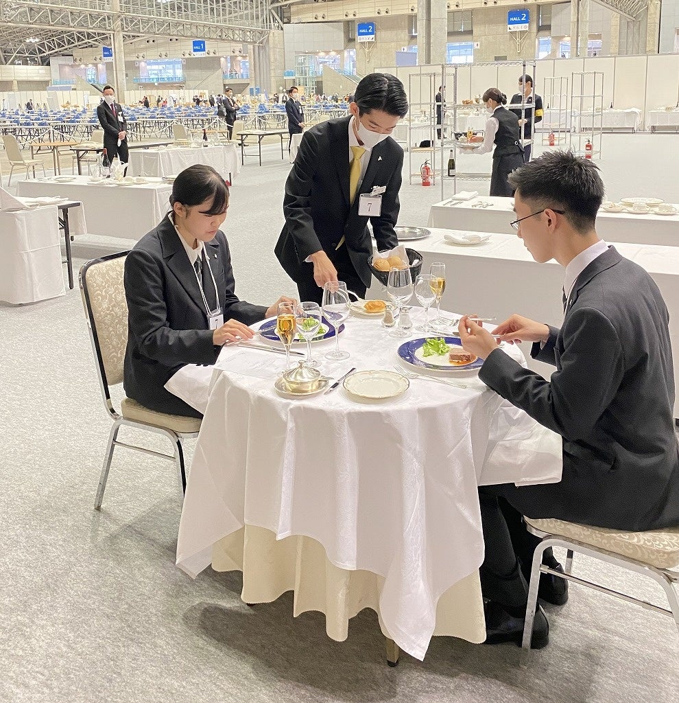 お客様へサービスする渡邉さん（中央）