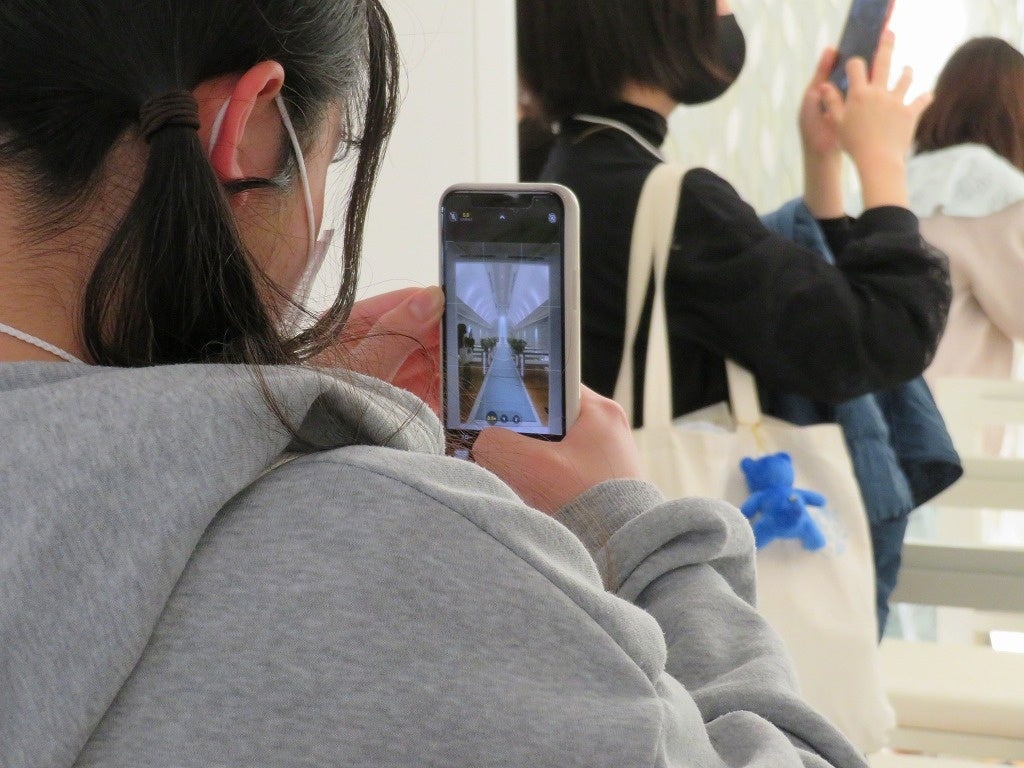 施設見学（チャペル）の際に“渾身の一枚”を狙って撮影する高校生