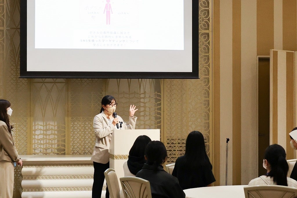 体験授業を担当する株式会社NAVICUS 五藤祐子様