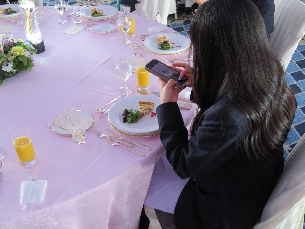 コース料理を楽しむ間に“渾身の一枚”を狙って撮影する高校生