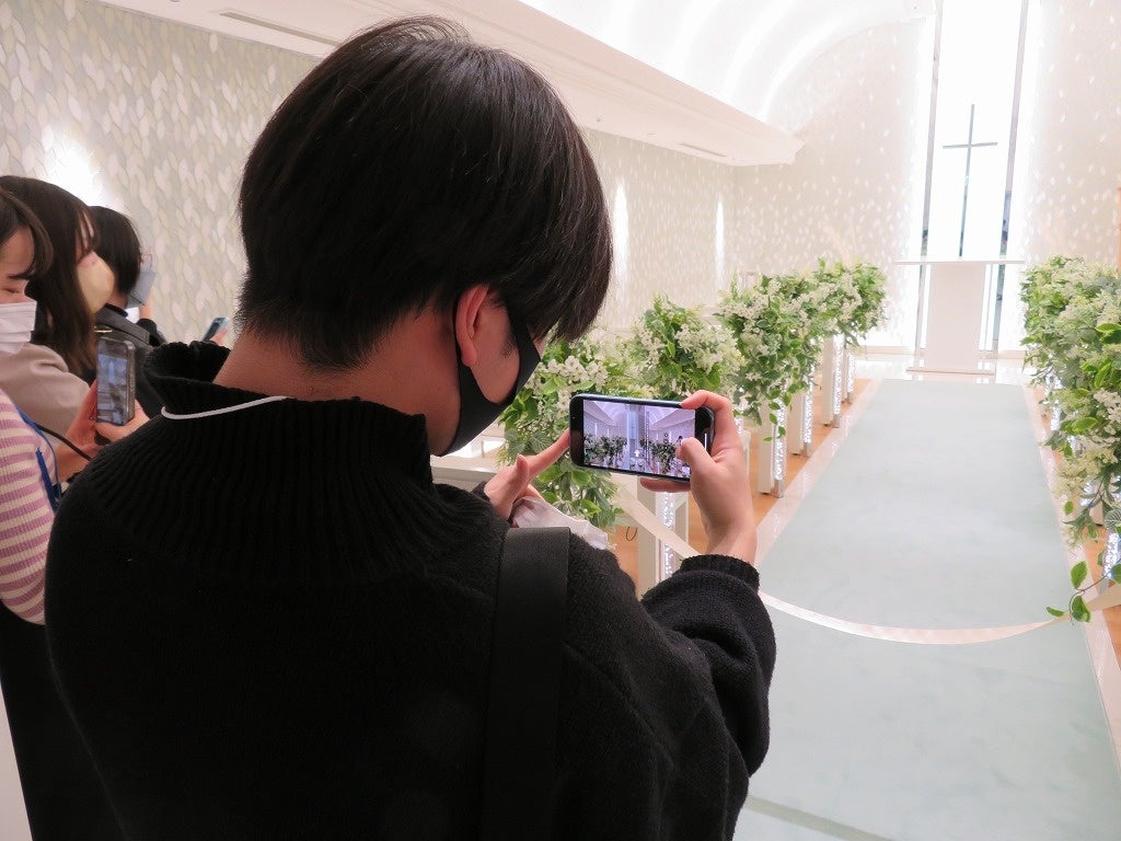 施設見学（チャペル）の際に“渾身の一枚”を狙って撮影する高校生