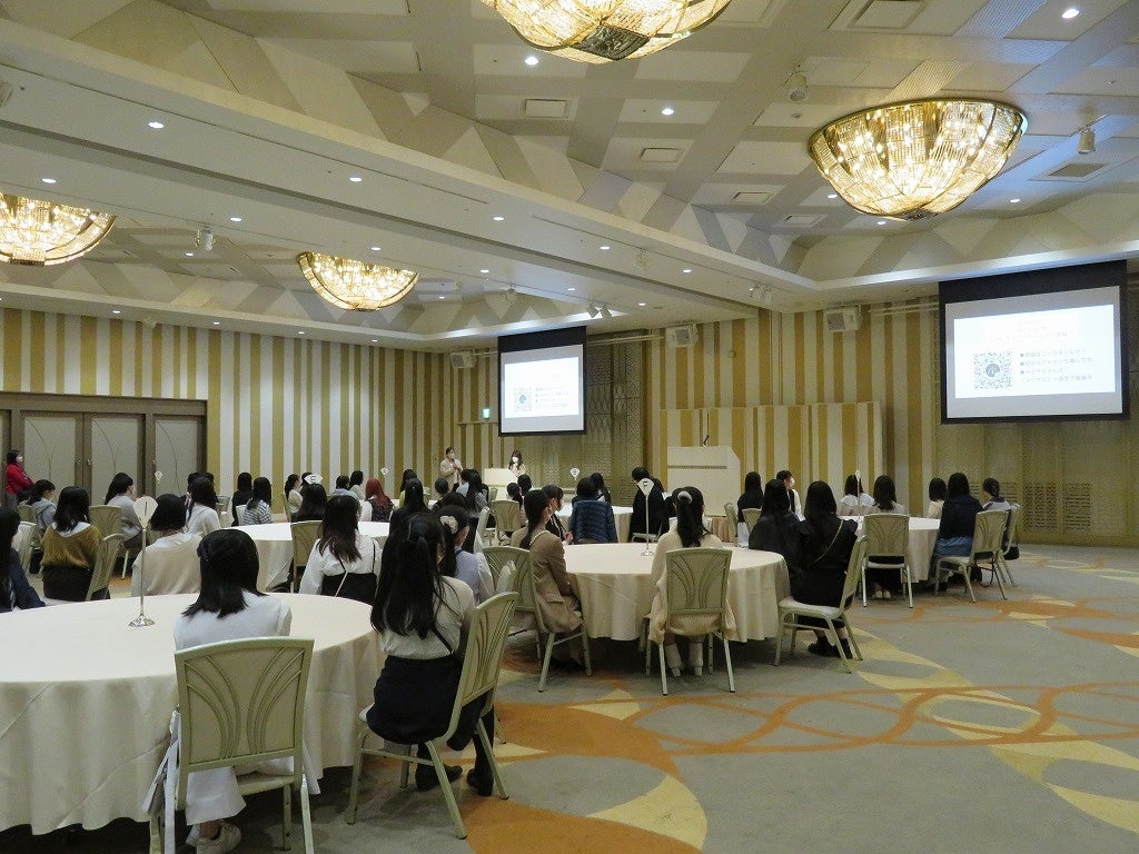 体験授業　SNSマーケティングの仕事紹介の様子