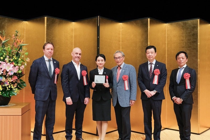 受賞者に協賛いただきました企業の皆様よりホテル宿泊券やディナー招待券などが贈られました