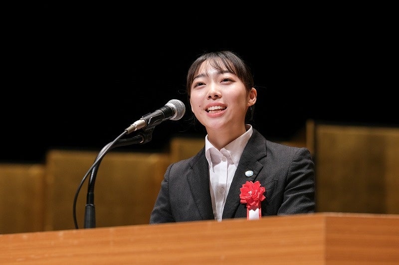 日本語部門最優秀賞受賞　夜間部ホテル科1年小泉ほの香さん（神奈川県立上溝高校出身）
