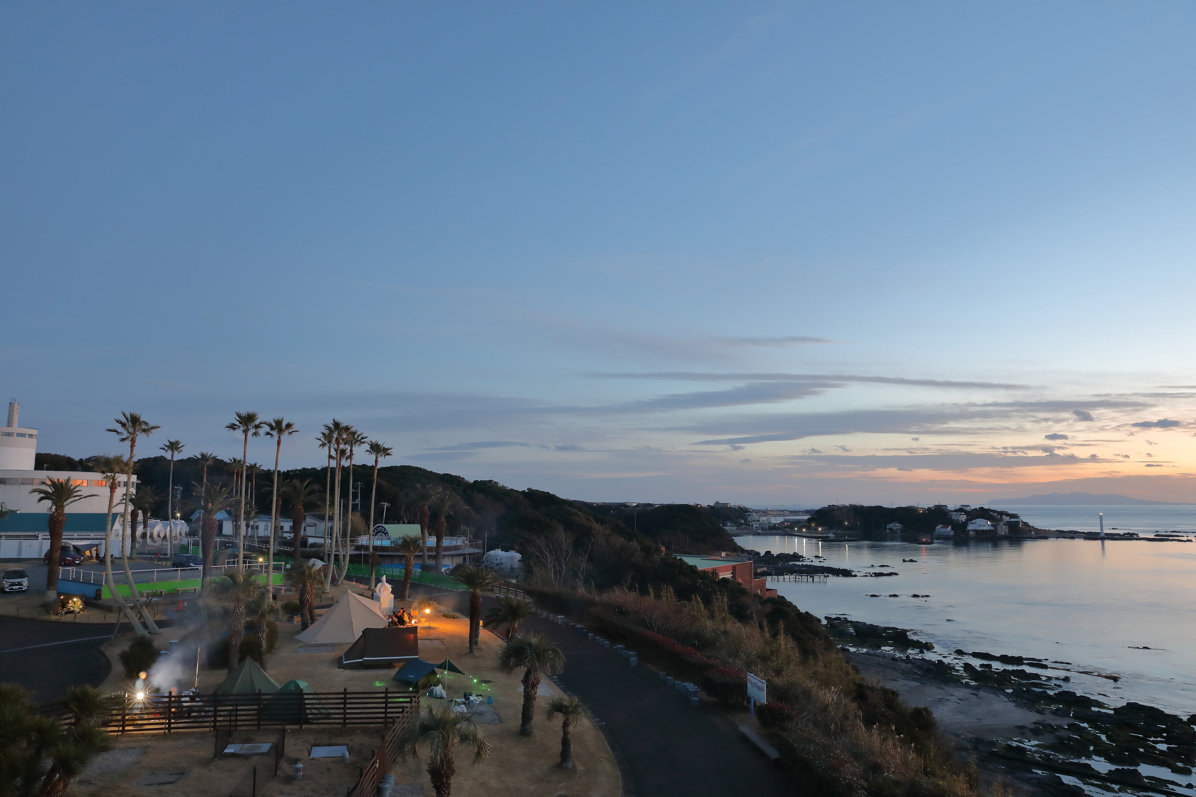 京急油壺キャンプパーク。相模湾に面し、多くのキャンパーでにぎわう人気スポット